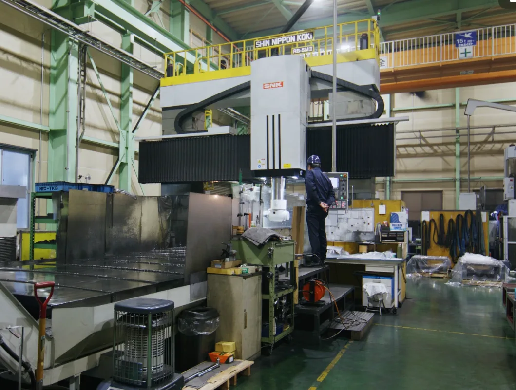 長岡の工場に立つ、大きな工作機械